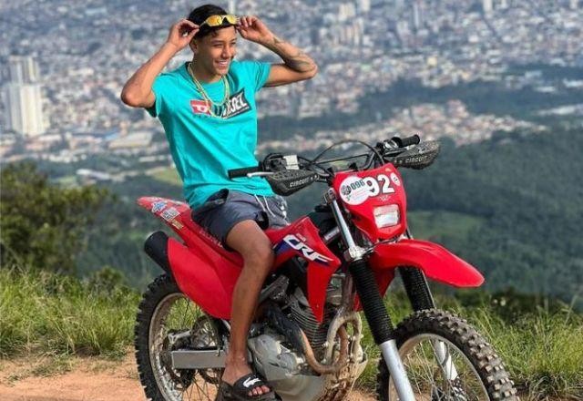 Imagem da noticia Influenciador Meno Kabrinha é baleado na cabeça em tentativa de assalto