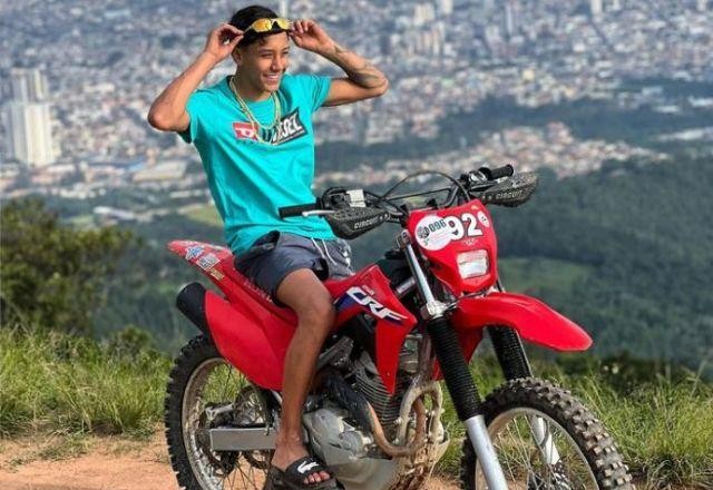 Influenciador Meno Kabrinha é baleado na cabeça em tentativa de assalto