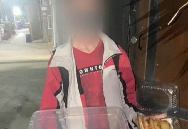 Menores humilhados enquanto vendiam empanadas são separados dos pais