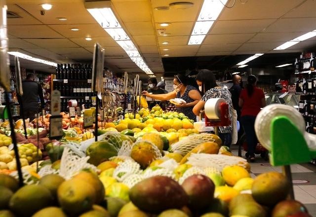 Quase metade dos brasileiros aciona empréstimo para pagar contas e comida