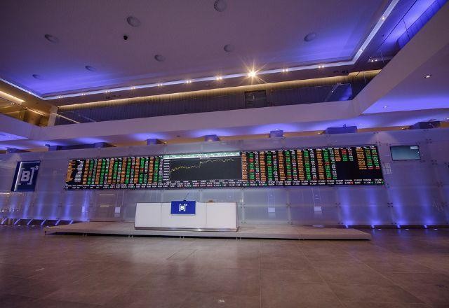 Imagem da noticia Ibovespa retoma maior patamar em quase dois anos após Fed e Fitch
