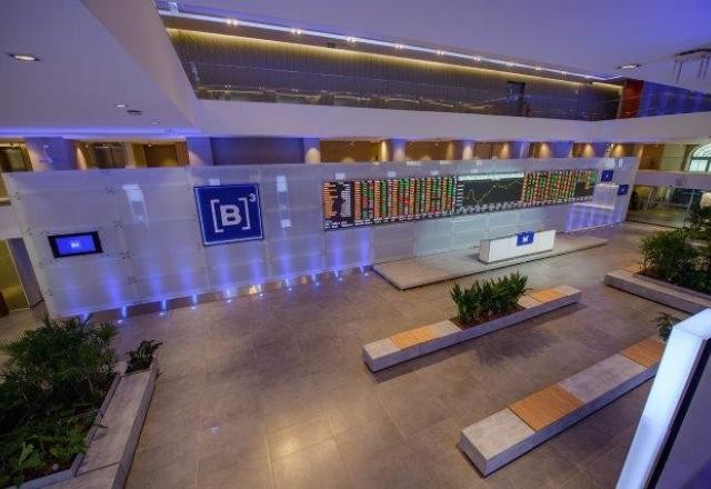 Imagem da noticia Ibovespa fecha em queda leve e volume reduzido; - 0,40%