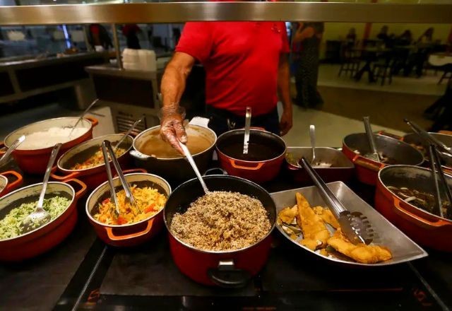 Comer fora de casa em SP está mais caro; self-service subiu 41% em 4 anos