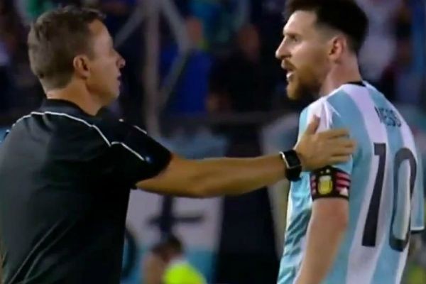 Imagem da noticia Messi é suspenso por quatro jogos depois de xingar bandeirinha brasileiro