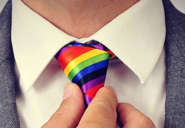 Imagem da noticia Metade dos LGBTs não se assume no trabalho por medo de preconceito