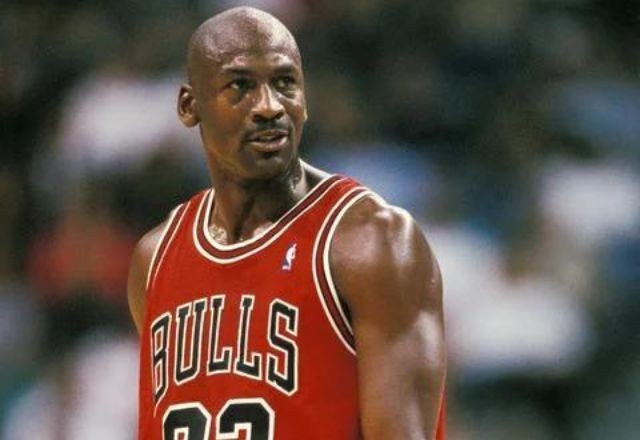 Tênis usados por Michael Jordan nas finais da NBA são vendidos por US$ 8 milhões