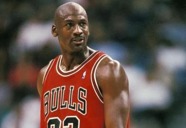 Imagem da noticia Tênis usados por Michael Jordan nas finais da NBA são vendidos por US$ 8 milhões