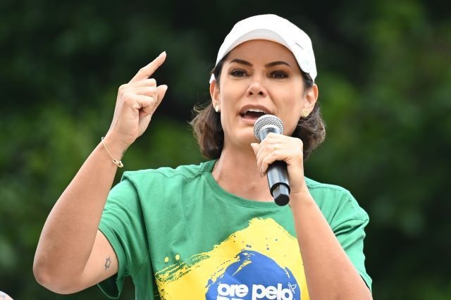 Imagem da noticia Michelle rebate Lula e publica foto de idosos e crianças em ato pró-Bolsonaro