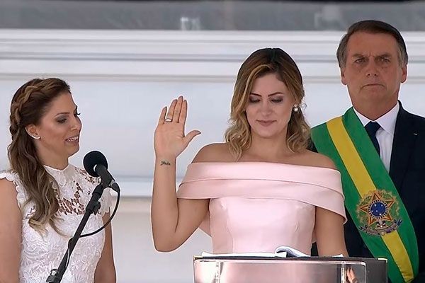 Michelle Bolsonaro quebra protocolo e discursa em libras