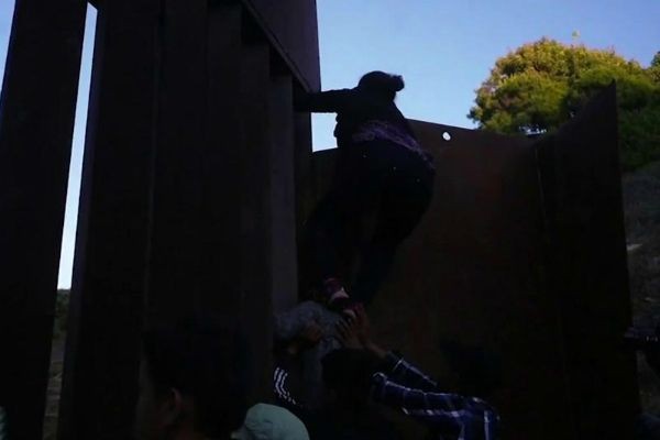Imagem da noticia Migrantes pulam barreira dos EUA após medida de Donald Trump