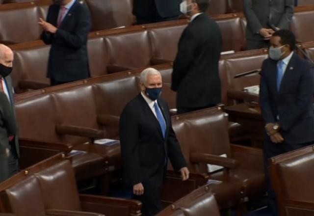 A saia justa de Mike Pence em um dia de protestos em Washington DC