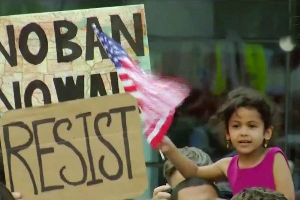 Milhares de americanos protestam contra política imigratória de Trump