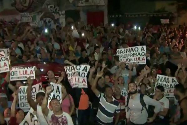 Imagem da noticia Militantes em defesa de Lula continuam no Sindicato dos Metalúrgicos