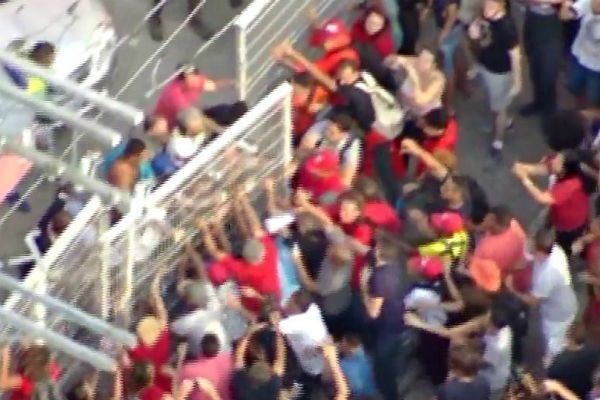 Imagem da noticia Militantes impediram Lula de se entregar mais cedo à Polícia Federal