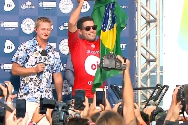Mineirinho brilha e leva etapa do Rio de Janeiro do Mundial de Surfe