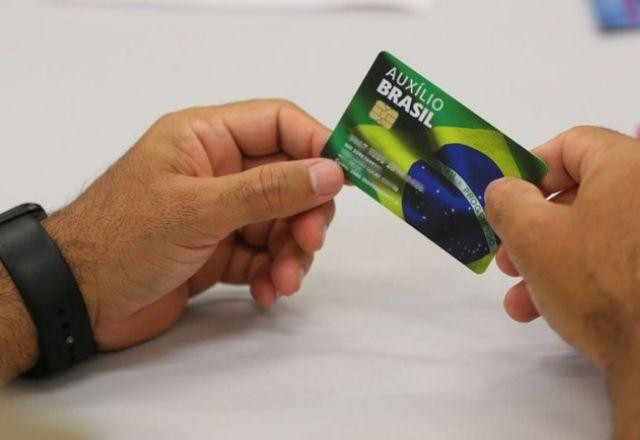 Imagem da noticia Governo divulga calendário de pagamentos do Auxílio Brasil para 2023