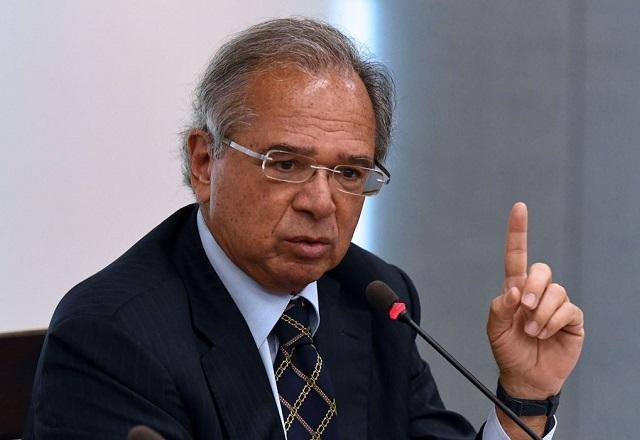 Imagem da noticia Governo estuda pedir "licença" para gastar fora do teto, diz Guedes