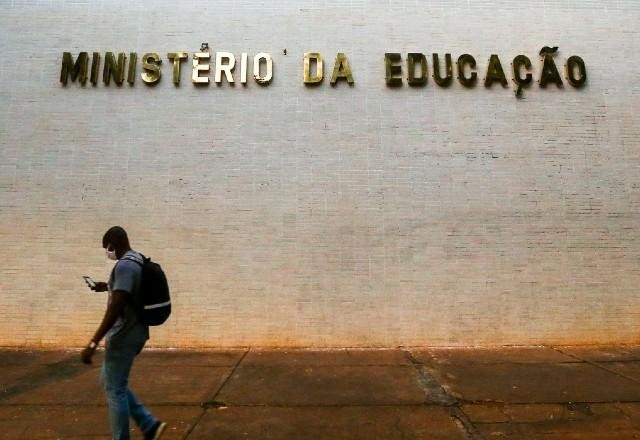 Imagem da noticia MEC recua e vai liberar verba às universidades federais