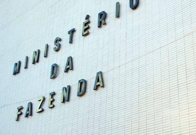 Imagem da noticia Governo prevê crescimento menor do PIB e indica estouro da meta de inflação