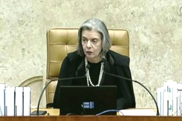 Ministra Cármen Lúcia cobra obediência à Justiça durante discurso