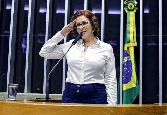 Imagem da noticia Alexandre de Moraes manda desbloquear redes sociais de Carla Zambelli