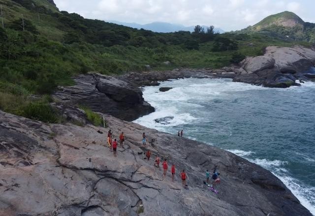 Pescador se desequilibra, cai no mar e desaparece no Rio de Janeiro