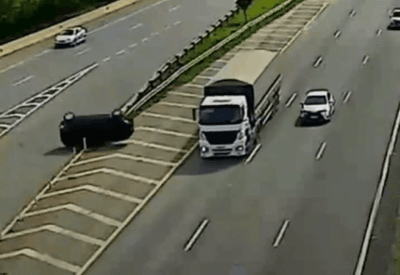 Vídeo: Carro é atingido por outro veículo e capota em rodovia de Campinas (SP)