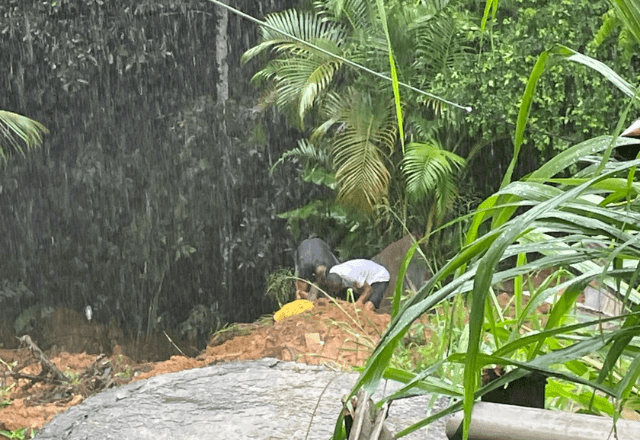 Imagem da noticia Duas pessoas são resgatadas após desabamento de casas em Salvador