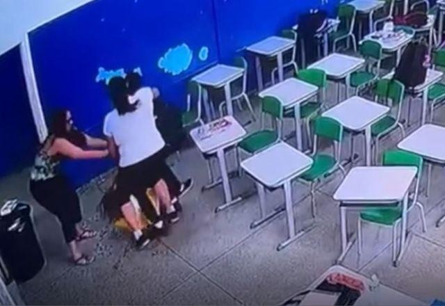 Vídeo mostra professora imobilizando autor de ataque em escola de SP