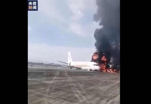 Avião pega fogo durante tentativa de decolagem na China