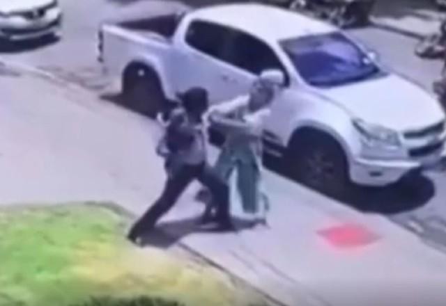 Homem com filho no colo agride ex-mulher no meio da rua em MG