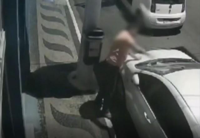 Vídeo: homem destrói carro da ex-namorada com facão no interior de SP