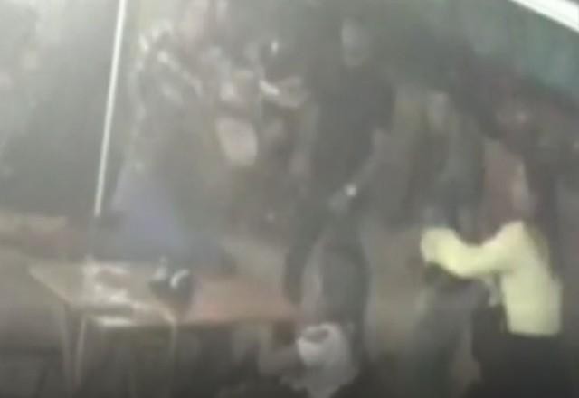 Homem bate em mulher e agredido com socos e cadeiradas em bar