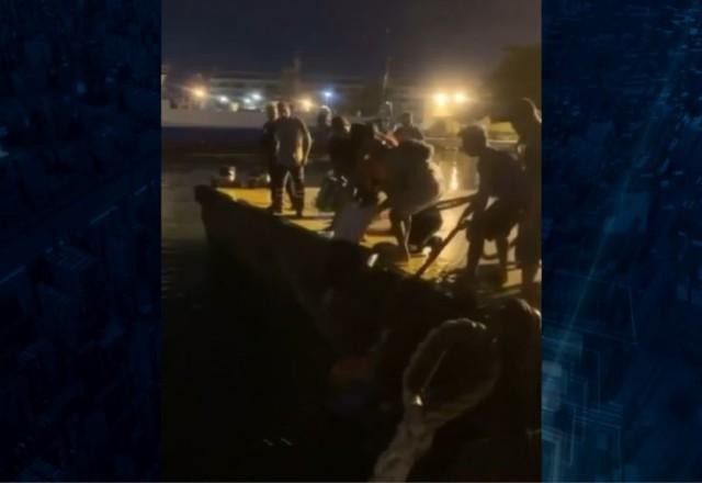 Passageiros tentam pular de balsa para píer e caem no mar no litoral de SP