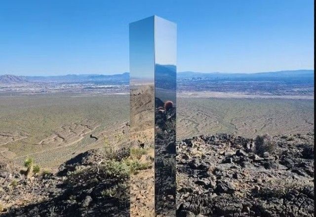 Imagem da noticia Invasão alien? Monólito misterioso surge em montanha no deserto de Las Vegas 