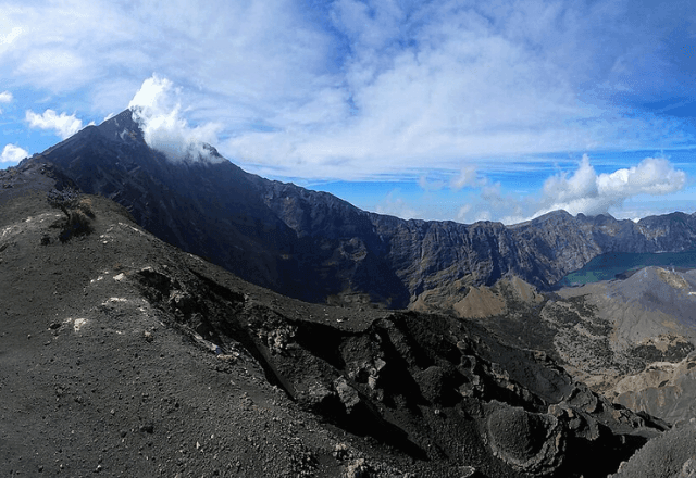 Imagem da noticia Alpinista sobrevive a queda no Monte Rinjani dias após morte de Juliana Marins