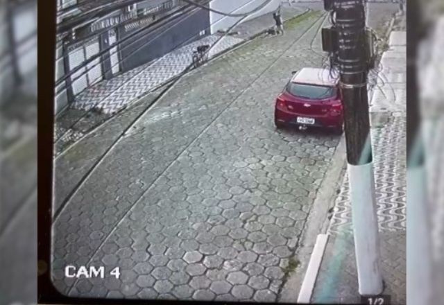 Imagem da noticia Vídeo: morador em situação de rua é espancado a pauladas após briga por cigarro em São Vicente