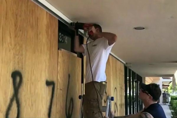 Moradores da Flórida se preparam para passagem do Irma