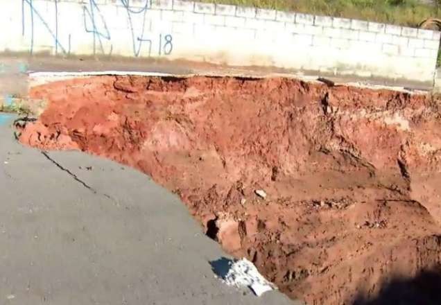 Moradores de bairro em Cajamar convivem com cratera há anos