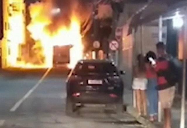 Ônibus é incendiado por moradores em protesto por morte de jovem