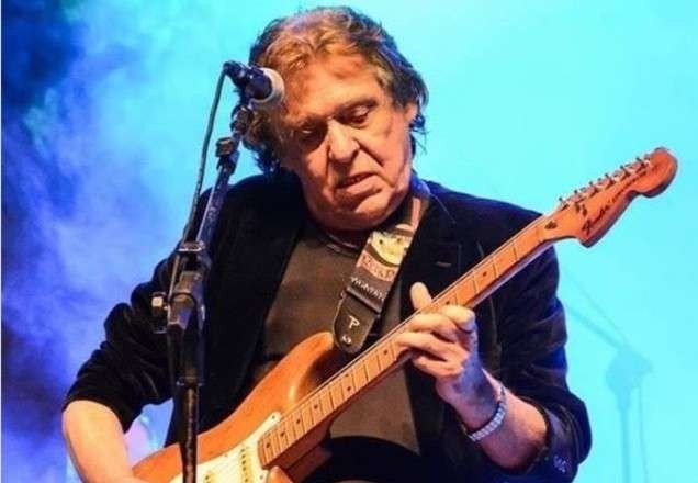 Imagem da noticia Morre Renato Barros, vocalista da banda Renato e Seus Blue Caps