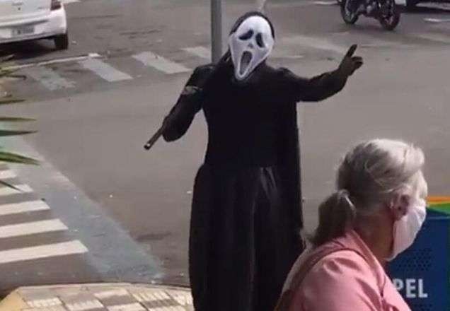 Imagem da noticia "Morte" para em frente a banco e pede que população fique em casa