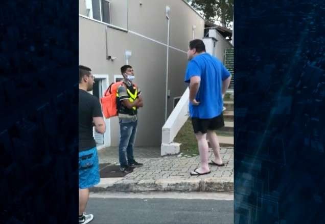 Imagem da noticia Motoboy humilhado em condomínio presta depoimento na polícia