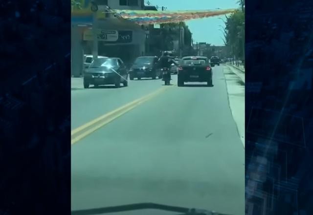 Imagem da noticia RJ: motociclista chuta carro, cai em avenida e quase é atropelado