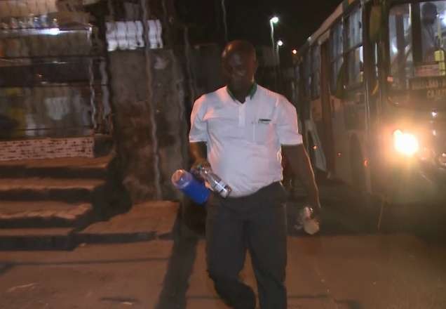 Motorista de ônibus divide lanche com morador de rua todos os dias
