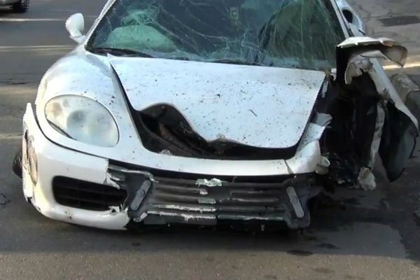 Imagem da noticia Motorista disputa racha e destrói Ferrari de quase R$ 400 mil