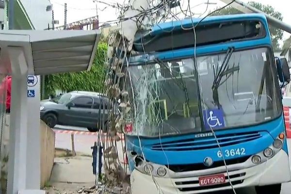 Motorista perde o controle e ônibus bate em poste na Zona Sul de SP