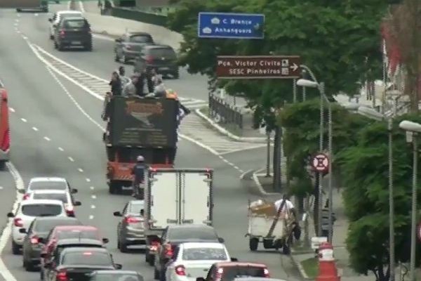 Motoristas protestam contra projeto para regulamentar aplicativos de transporte 