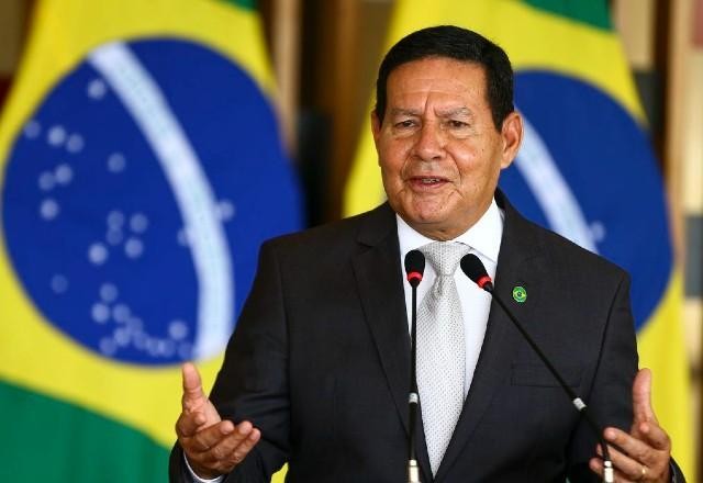 "Alternância de poder deve ser respeitada", diz Mourão em pronunciamento