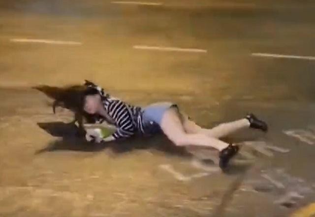 Mulher é arrastada por tufão em Hong Kong; uma pessoa morreu